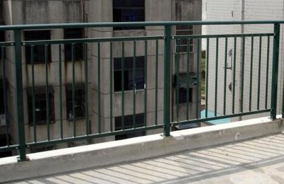 貴州鋅鋼陽臺(tái)護(hù)欄廠家在房屋建筑工程中的關(guān)鍵作用